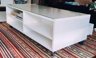 Mesa de centro  blanca Ikea con cristal sobremesa