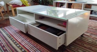 Mesa de centro  blanca Ikea con cristal sobremesa