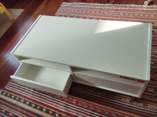 Mesa de centro  blanca Ikea con cristal sobremesa