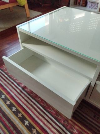 Mesa de centro  blanca Ikea con cristal sobremesa