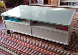 Mesa de centro  blanca Ikea con cristal sobremesa