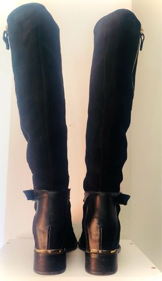 Botas altas negras con cremallera dorada