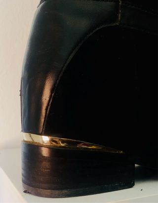 Botas altas negras con cremallera dorada