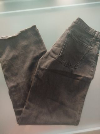 Pantalones vaqueros grises desgastados
