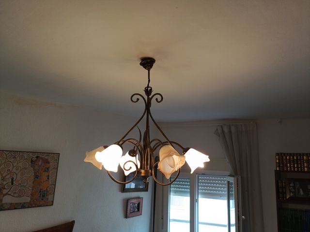 Lámpara de techo y 2 mesilla doradas. Boquiñeni.