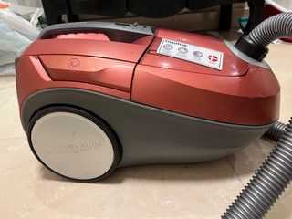 Aspiradora Nilfisk Bravo Roja 700W