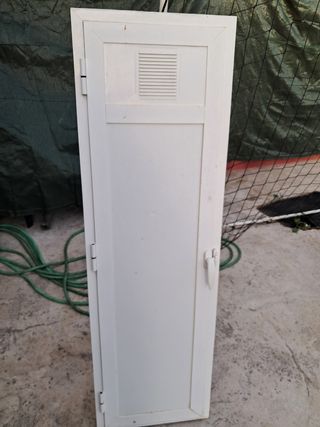 Puerta aluminio blanco con rejilla