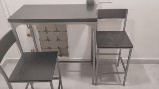 Mesa alta y 2 sillas