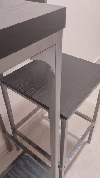Mesa alta y 2 sillas