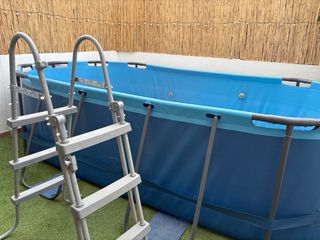 Piscina familiar con depuradora y limpiafondos