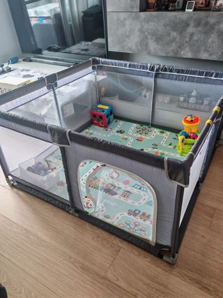 Parque infantil con alfombra de juegos