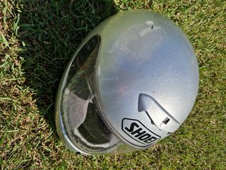 Casco de moto Shoei plateado