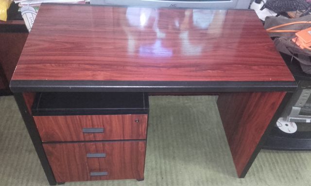 Escritorio madera con cajonera