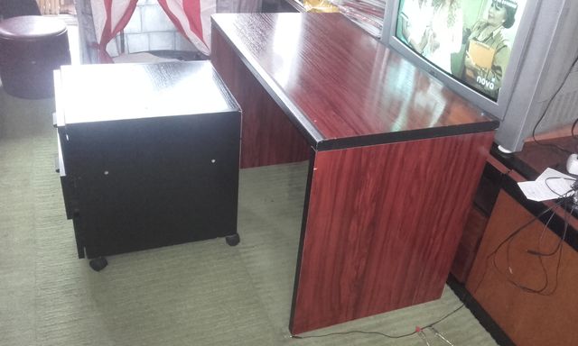 Escritorio madera con cajonera