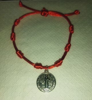 Pulsera San Benito Roja con Medalla Plateada