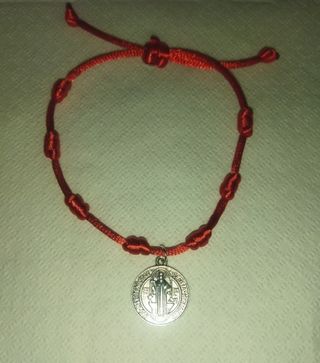 Pulsera San Benito Roja con Medalla Plateada