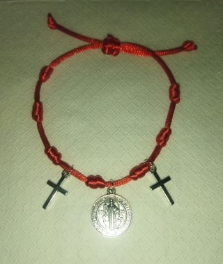 Pulsera San Benito Roja con Medalla Plateada