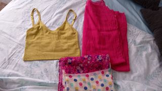 Top deportivo amarillo y rosa