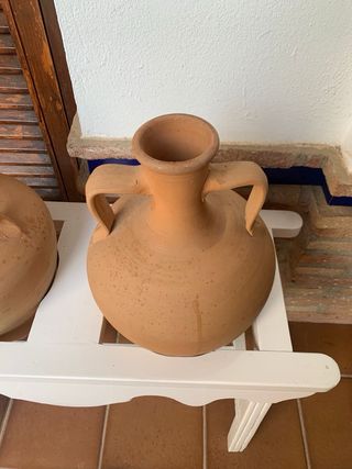 Cantareras de terracota y madera