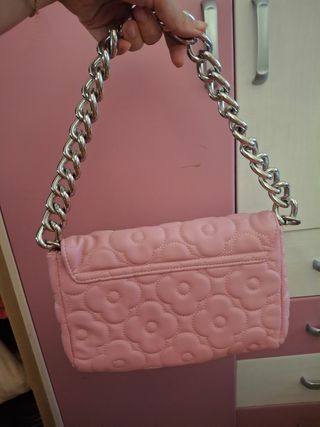 Bolso rosa pastel con cadena plateada