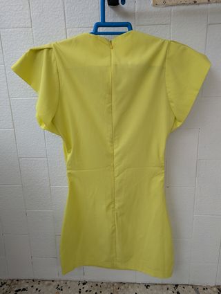 Vestido amarillo con mangas abullonadas