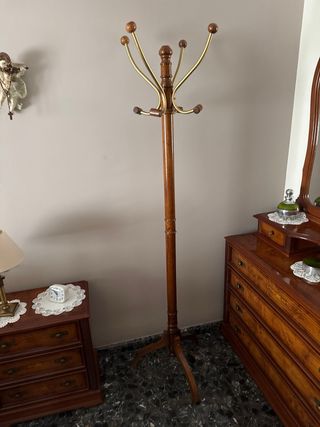 Muebles de dormitorio: cabecero, mesitas, cómoda