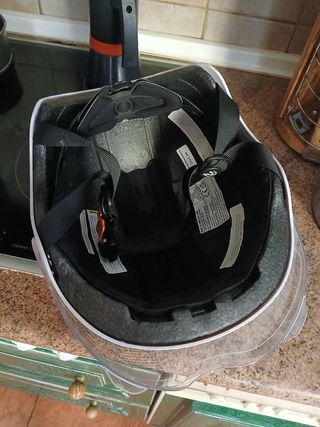 Casco de bicicleta blanco con visor