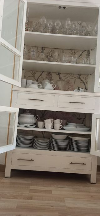 Vitrina y aparador de salón blanco