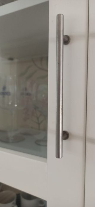 Vitrina y aparador de salón blanco