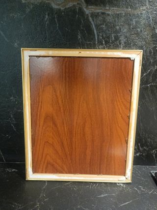 Cuadro con marco metálico dorado