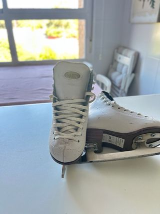 Patines de hielo blancos
Talla 32