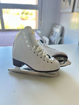 Patines de hielo blancos
Talla 32