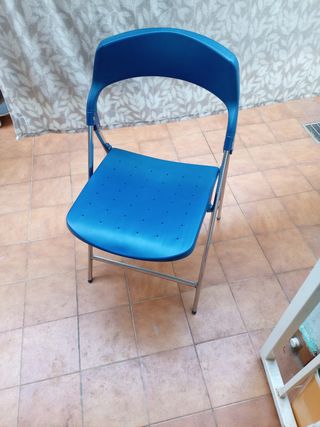 Silla plegable azul y plateada