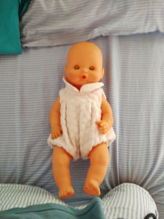 Muñeca bebé de peluche