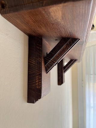 Estantería de pared a medida de madera maciza