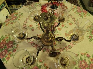 Bellissimo lampadario in metallo e vetro dorato