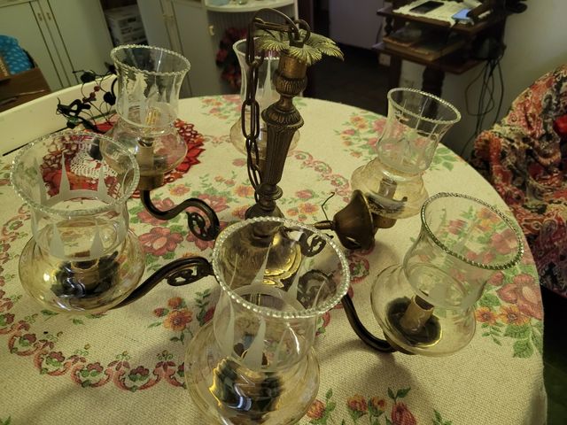 Bellissimo lampadario in metallo e vetro dorato