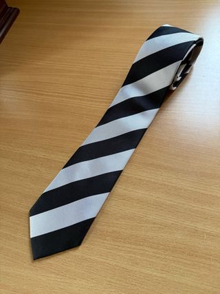 Corbata Zara Rayas Negras y Blancas.