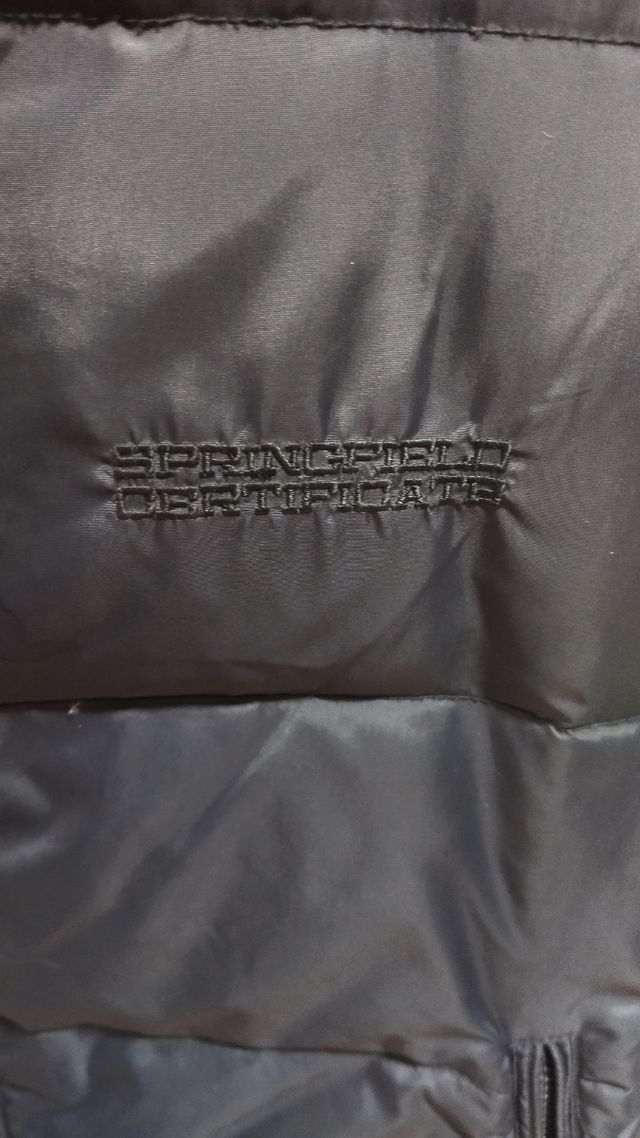 Chaleco acolchado gris y amarillo