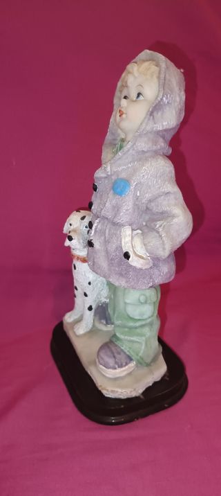 Figura niño con perro 22 cm