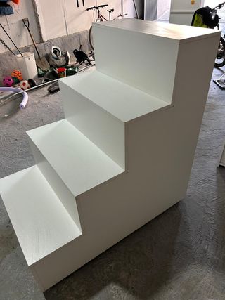 Mueble expositor escalonado blanco