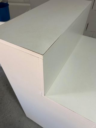 Mueble expositor escalonado blanco