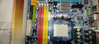 Placa base Gigabyte azul
