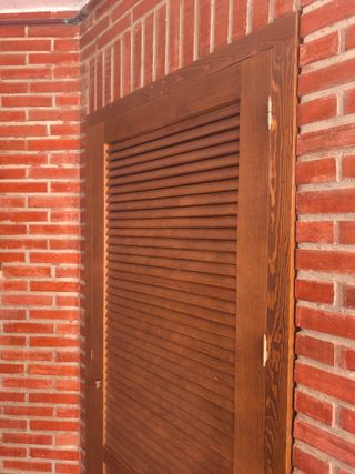 Puerta mallorquina de madera con lamas horizontale
