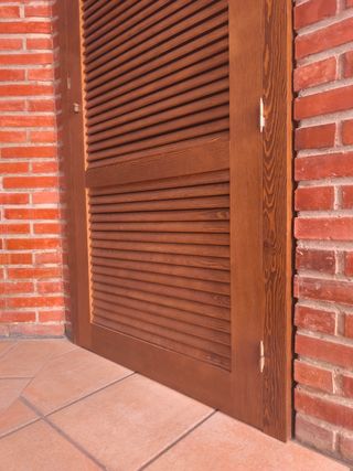 Puerta mallorquina de madera con lamas horizontale