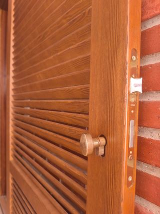 Puerta mallorquina de madera con lamas horizontale