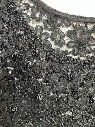 Blusa de vestir encaje con pedrería
Es vintage 