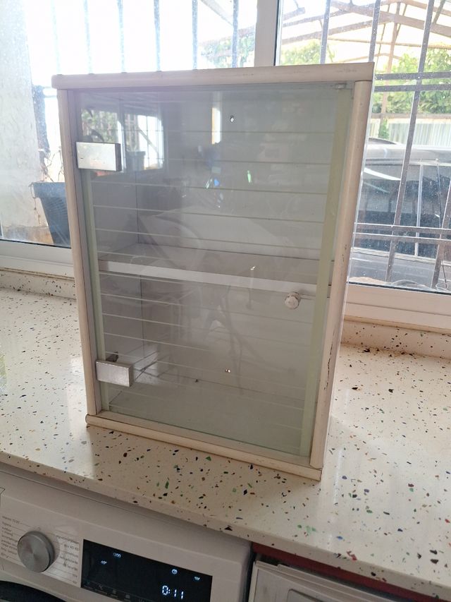 Armario de baño de madera y cristal