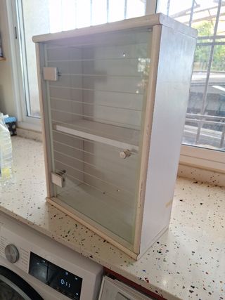 Armario de baño de madera y cristal