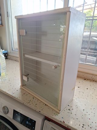 Armario de baño de madera y cristal